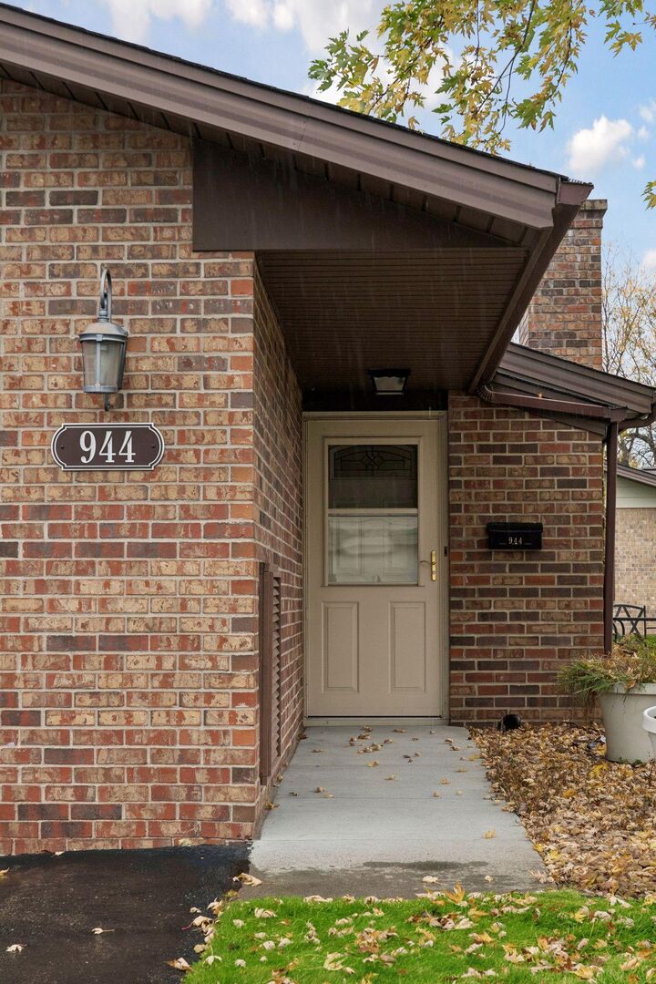 Property Photo:  944 Zanzibar Lane N  MN 55447 