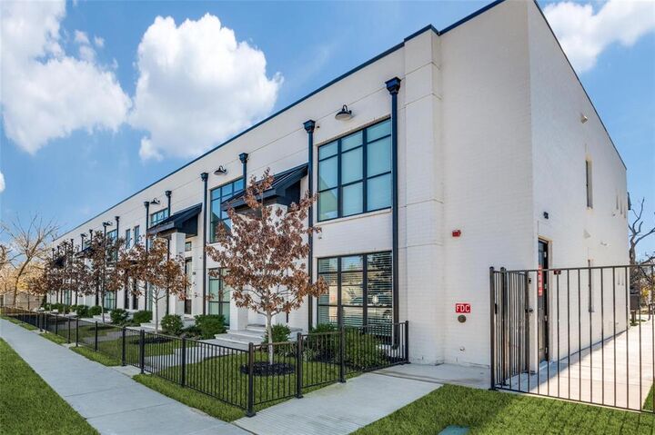 Property Photo:  408 Dr Martin Luther King Jr Boulevard  TX 75165 