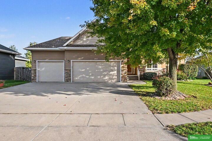 Property Photo: 2514 Heritage Lane NE 68025