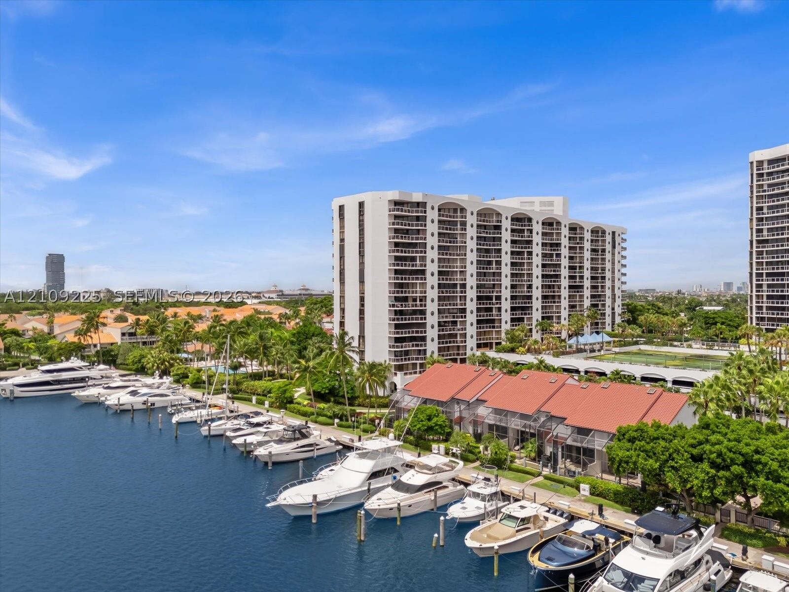 Property Photo:  3610 Yacht Club Dr 805  FL 33180 