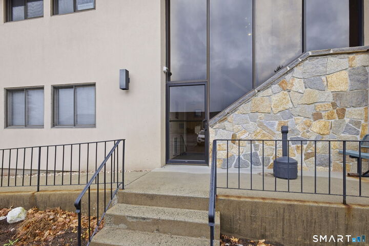 Property Photo:  160 Oak Street 1H  CT 06033 