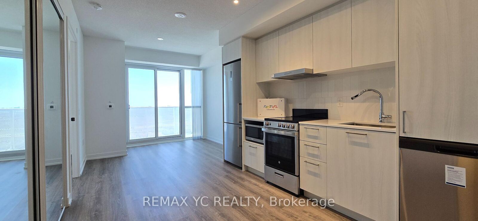 Property Photo:  195 Commerce Street 2805  ON L4K 0P9 