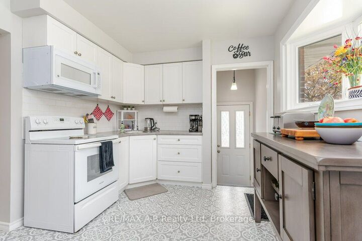 Property Photo:  61 Mc Donald Street  ON N5A 4W4 