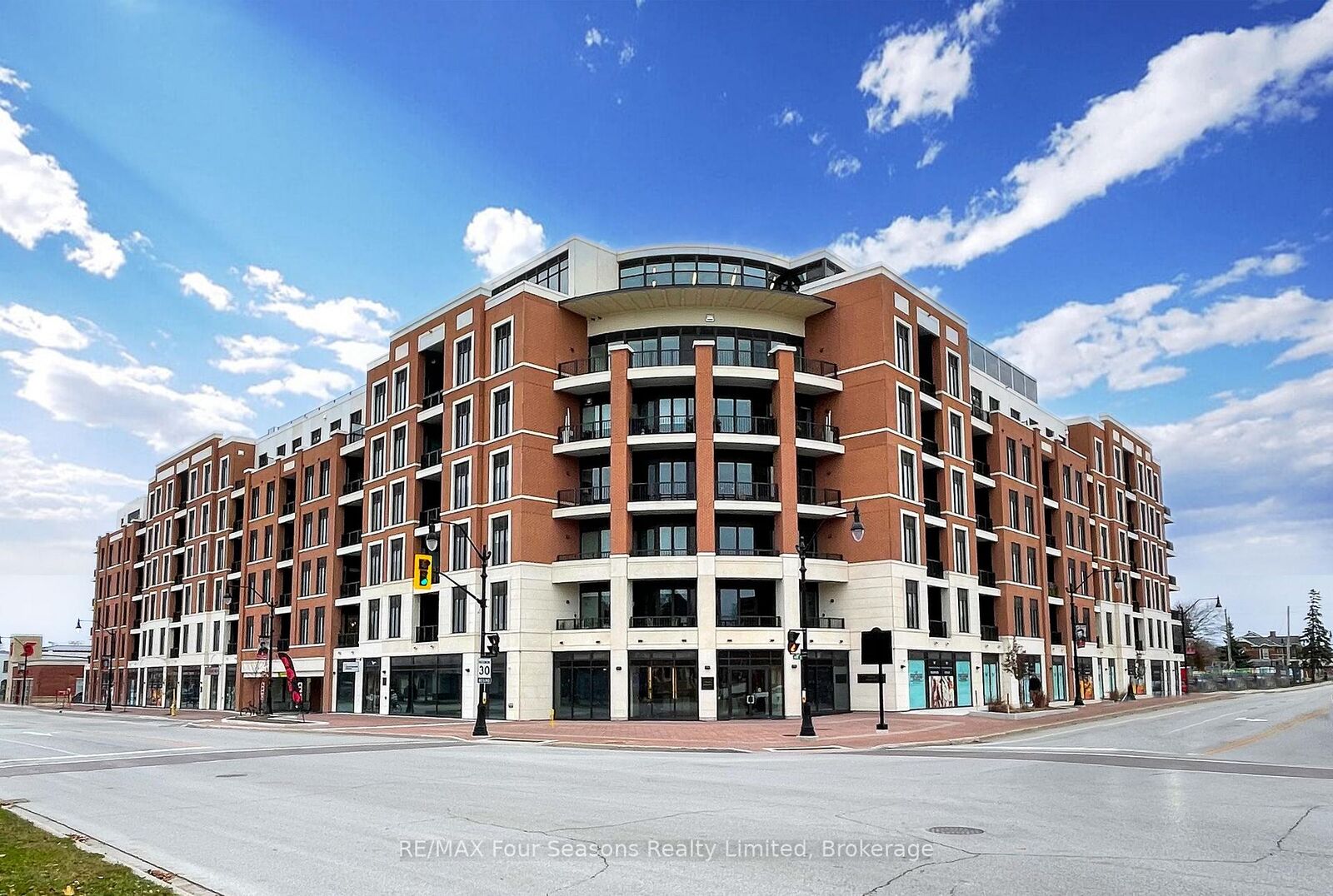 Property Photo:  1 Hume Street W 514  ON L9Y 0X3 