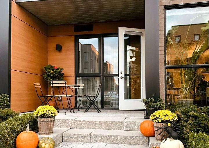 Property Photo:  150 Sabina Drive 106  ON L6H 0W3 