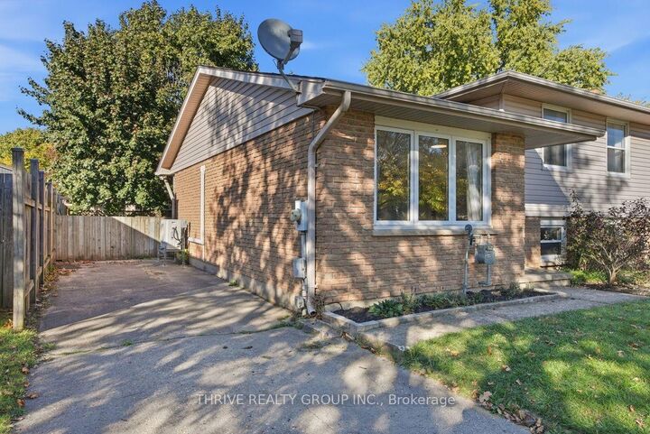 Property Photo:  3 Parcreek Place  ON N7G 3S1 