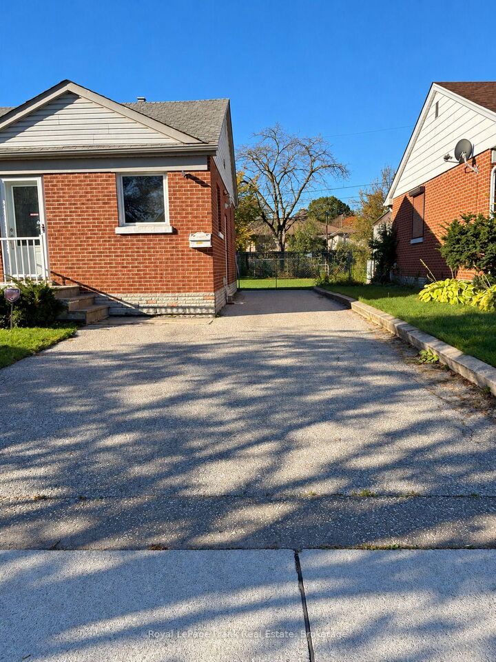 Property Photo:  66 Admiral Road  ON L1S 2N9 