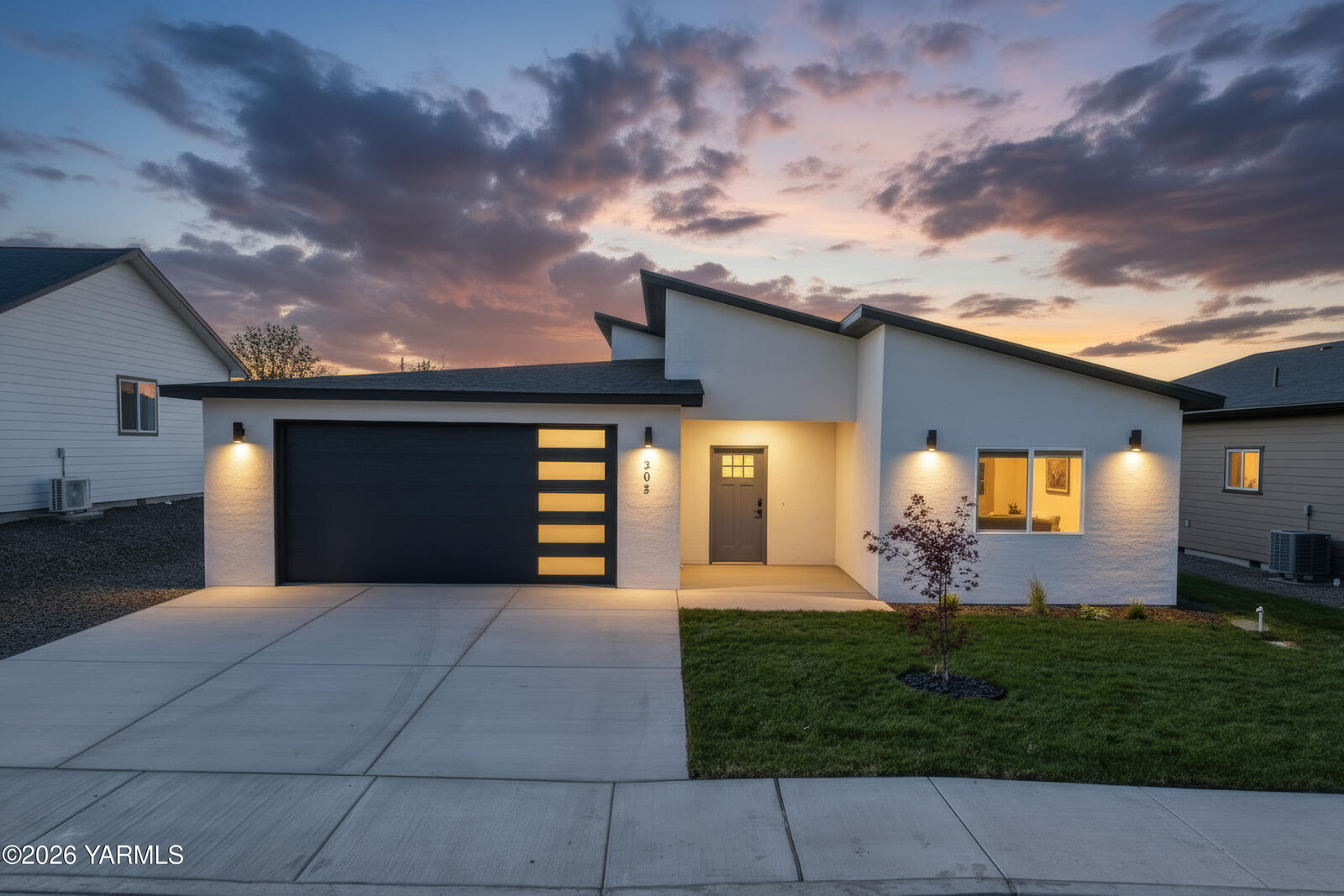 Property Photo:  305 Hogan St  WA 98944 