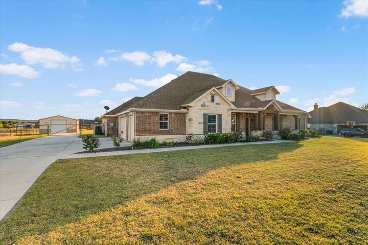 Property Photo:  1004 Northern Oaks Court  TX 76082 