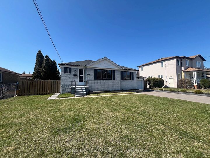 Property Photo:  2504 Donnavale Drive  ON L5A 2N1 