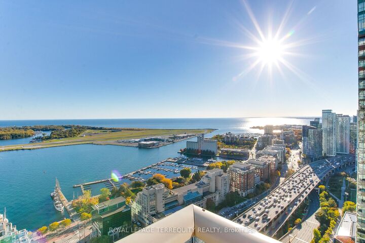 Photo de la propriété:  35 Mariner Terrace 4512  ON M5V 3V9 