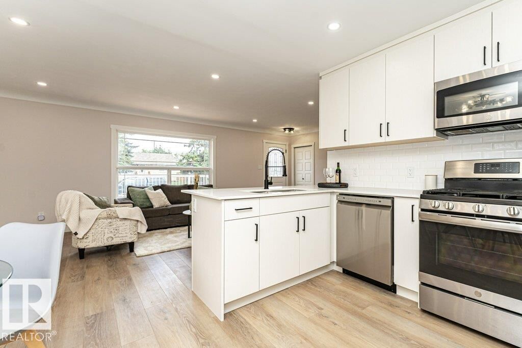 Property Photo:  10624 40 Street NW  AB T6A 1T2 
