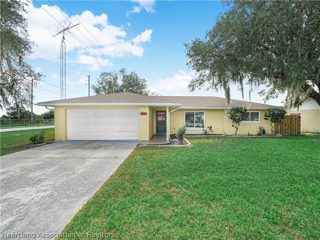 Property Photo:  512 E Riviera Street  FL 33825 