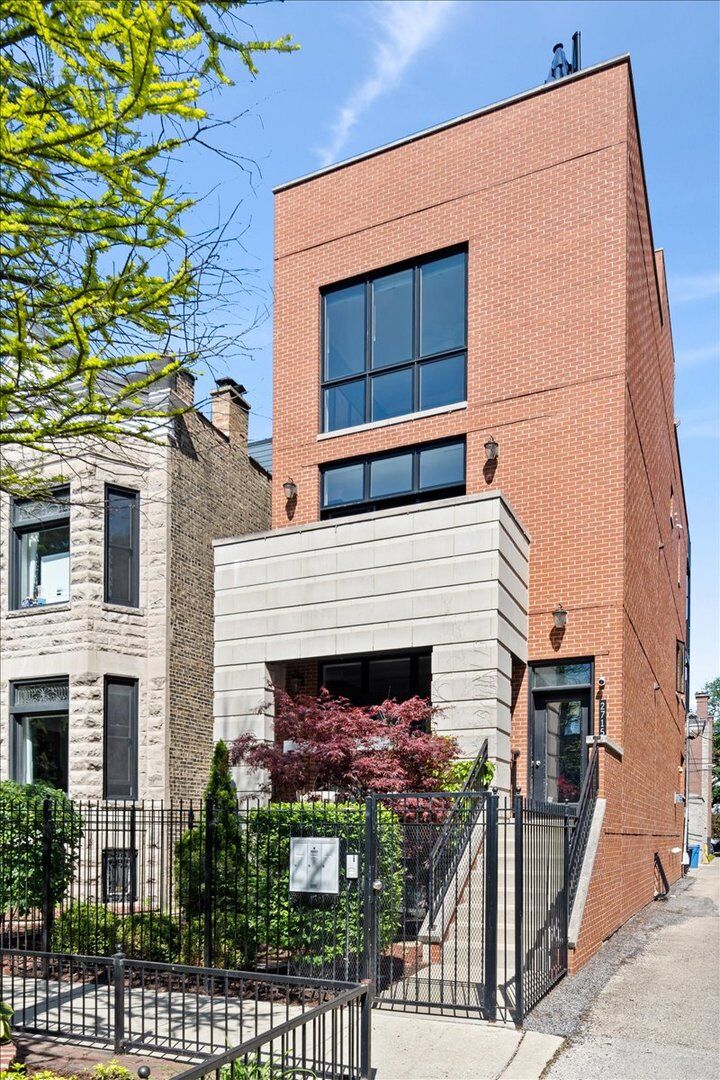 Property Photo:  2715 N Mildred Avenue Ph  IL 60614 