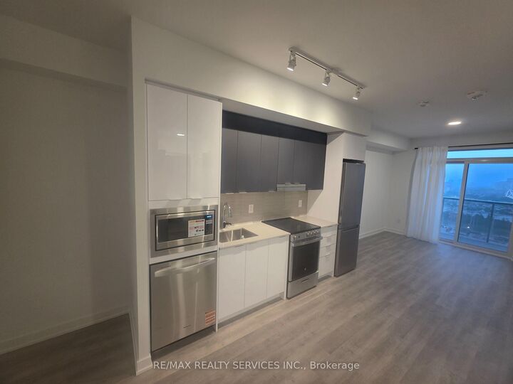 Property Photo:  5105 Hurontario Street 1504  ON L4Z 3X7 