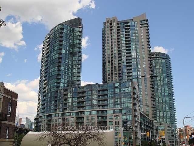 Property Photo:  219 Fort York Boulevard 811  ON M5V 1B1 