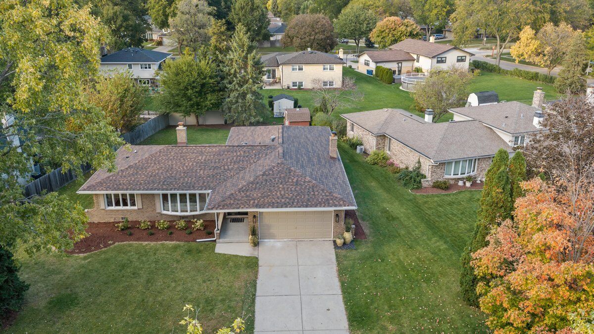 Property Photo: 418 Ridgeview Street IL 60516