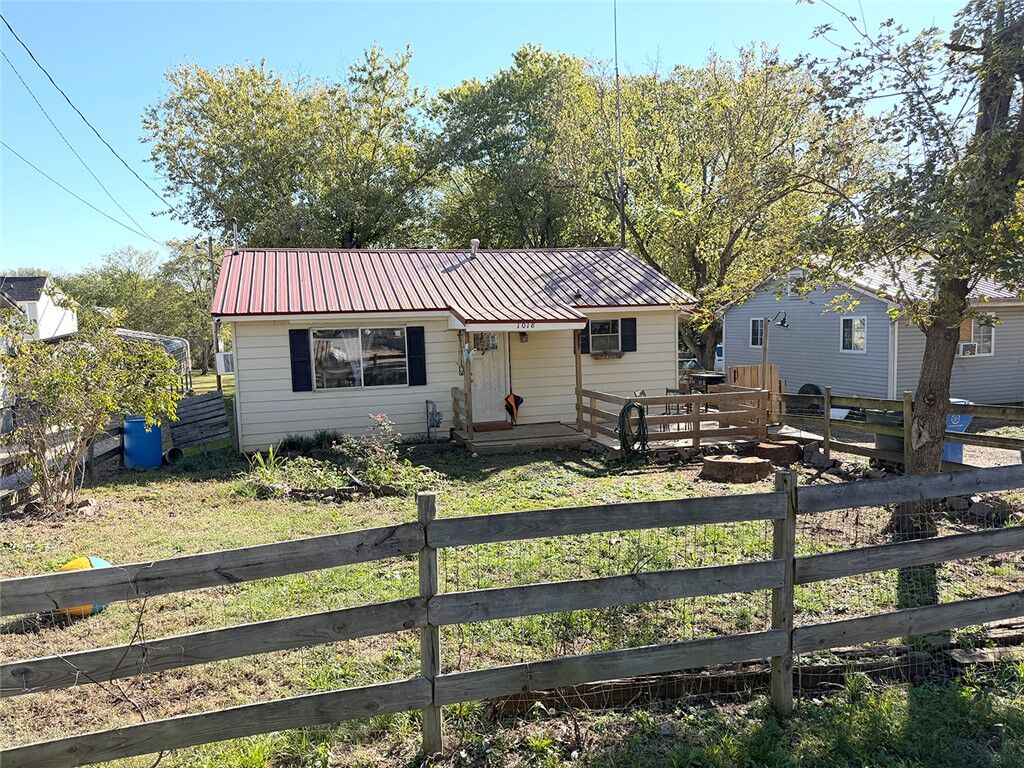 Property Photo:  1018 S Washington Avenue  AR 72701 