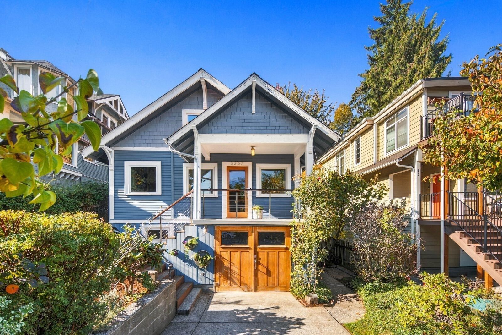 Property Photo:  3257  30th Ave SW  WA 98126 