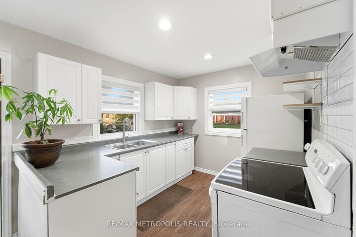Property Photo:  56 Charing Cross Street Main Fl  ON N3R 2H3 