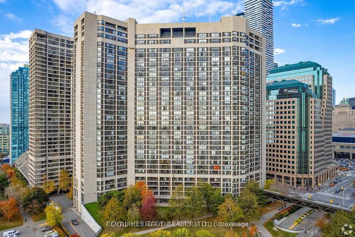 Property Photo:  33 Harbour Square 1822  ON M5J 2G2 