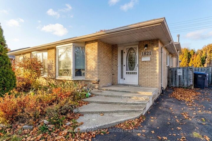 Property Photo:  1821 Bonnymede Drive  ON L5J 1E2 