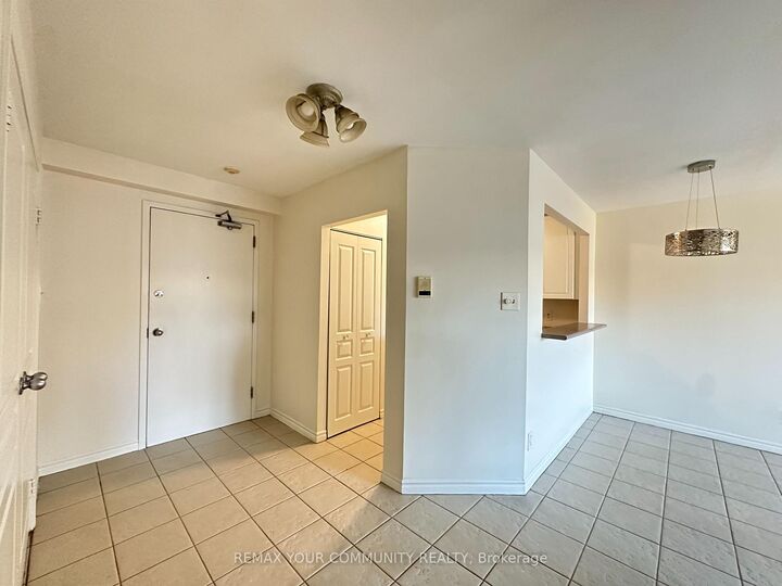 Property Photo:  15207 Yonge Street 305  ON L4G 1L8 