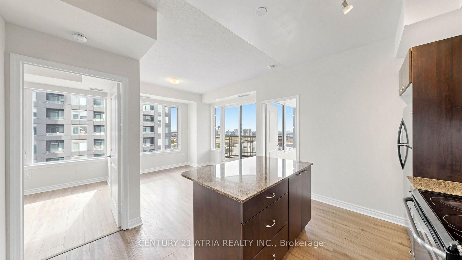 Property Photo:  385 Prince Of Wales Drive 1802  ON L5B 0C6 