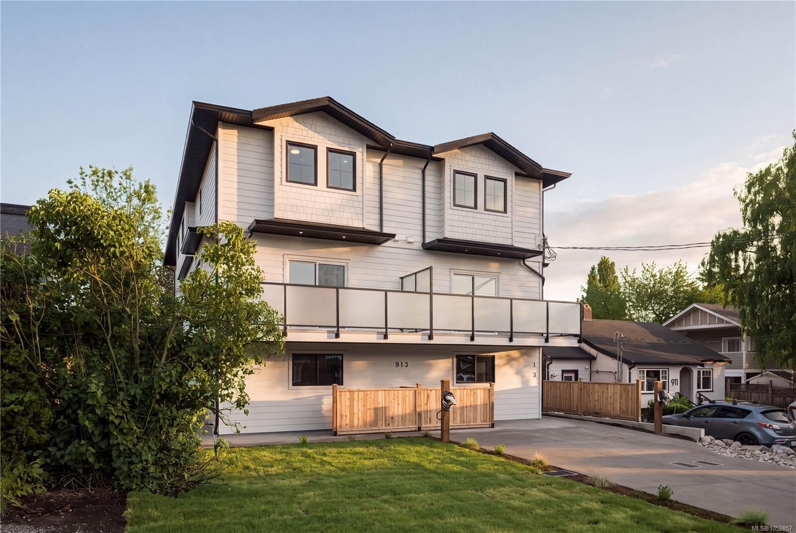 Property Photo:  913 Dale St #1  BC V8X 2V9 