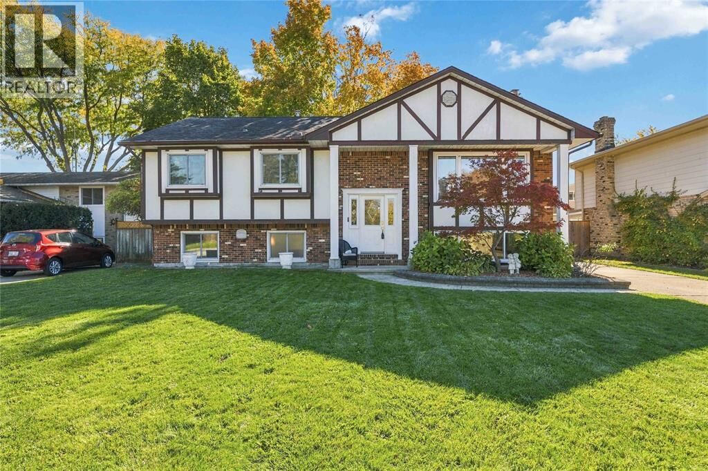 Property Photo:  1067 Sheffield Street  ON N7S 4R7 