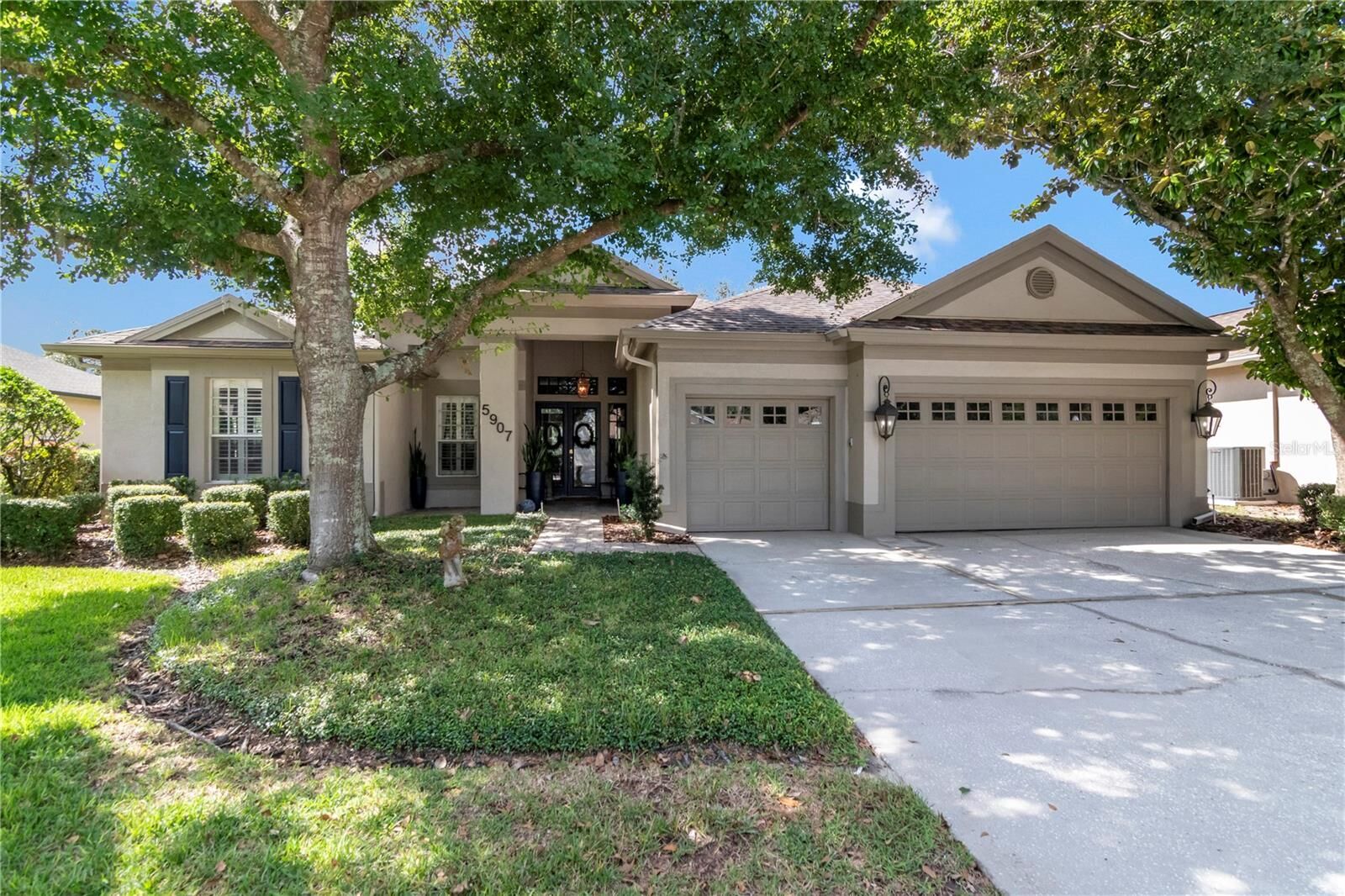 Property Photo: 5907 Cherry Oak Drive FL 33596