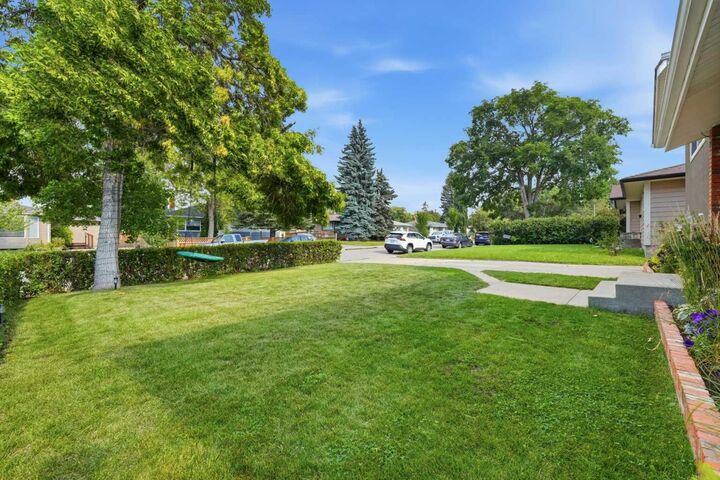 Property Photo:  9 Foxwell Road SE  AB T2H 1A4 