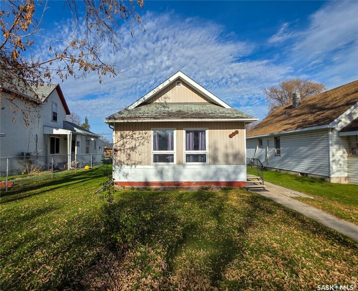 Property Photo:  142 5th Avenue W  SK S0A 2P0 