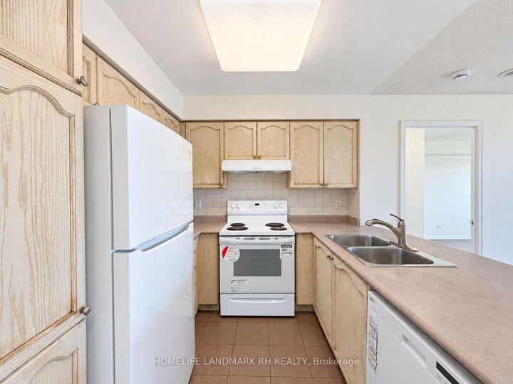 Property Photo:  8 Hillcrest Avenue 1916  ON M2N 6Y6 