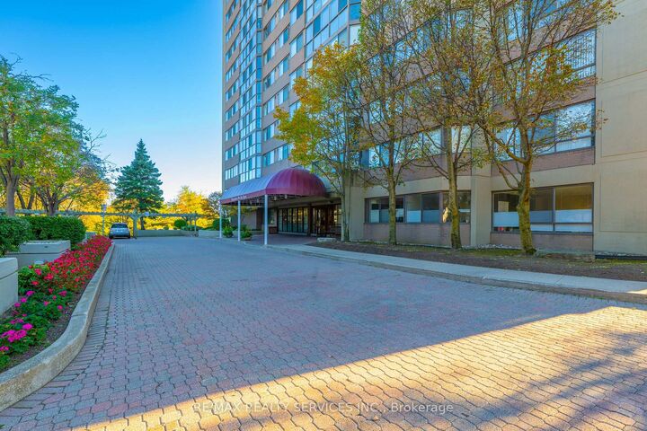 Property Photo: 880 Dundas Street W 1104 ON L5C 4H3