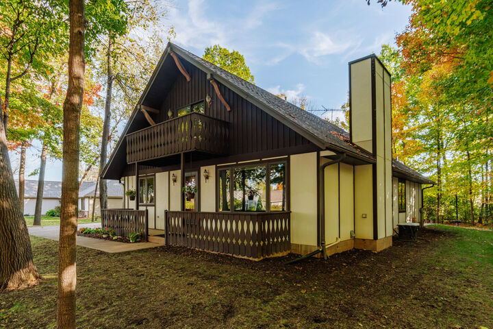 Property Photo:  S70w16663 Hedgewood Dr  WI 53150 