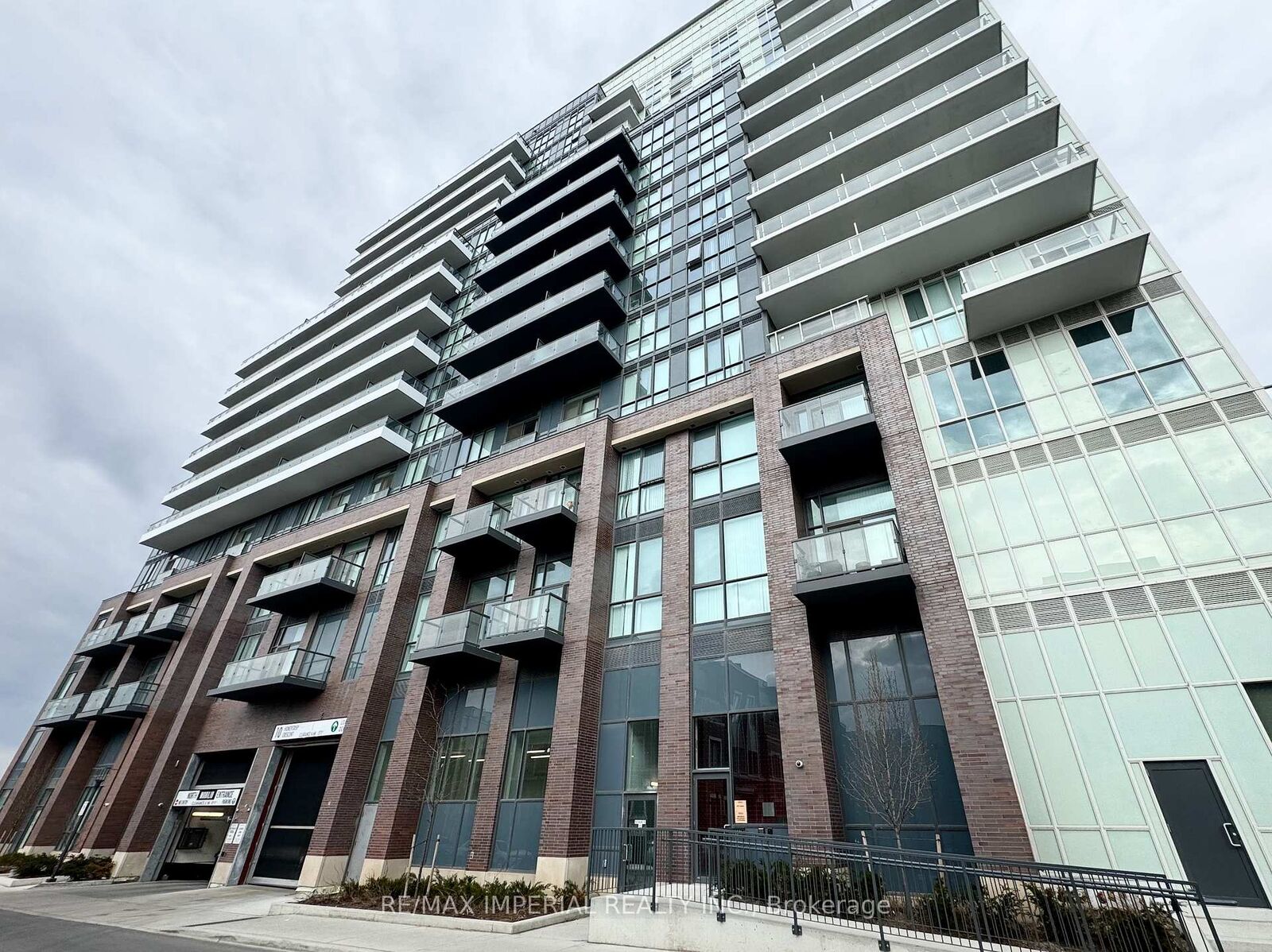 Property Photo:  10 Honeycrisp Crescent 1606  ON L4K 0M7 