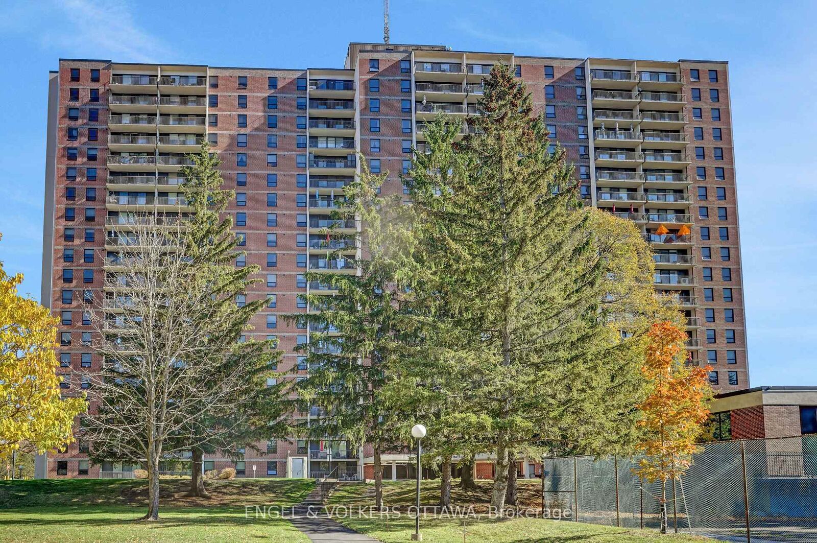 Property Photo: 665 Bathgate Drive 2111 ON K1K 3Y4