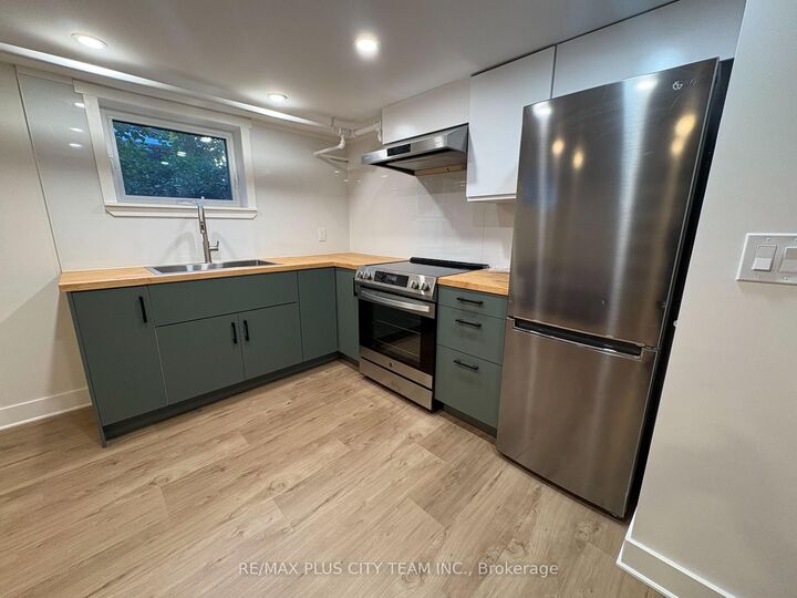 Property Photo:  3835 Bathurst Street 10  ON M3H 3N1 