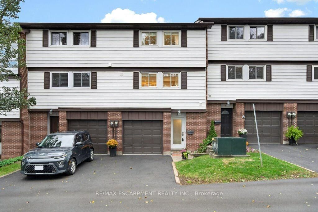Property Photo:  7 Briar Lane  ON L9H 6E8 
