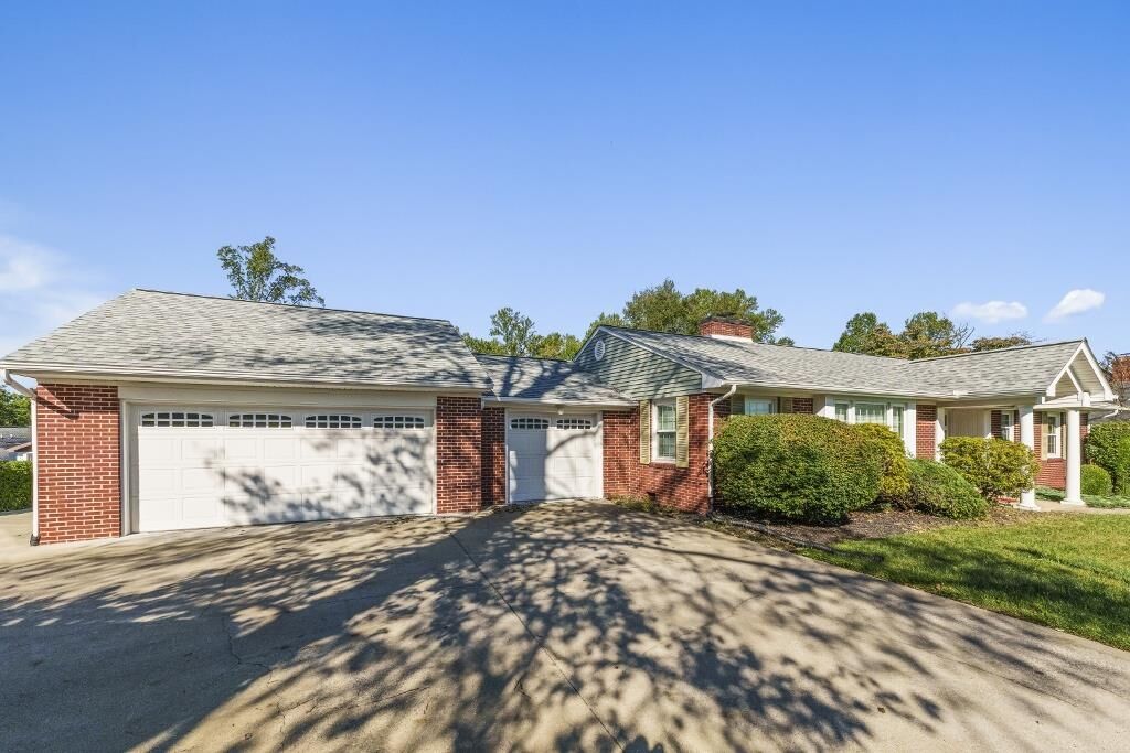 Property Photo:  111 Country Club Drive  KY 41101 
