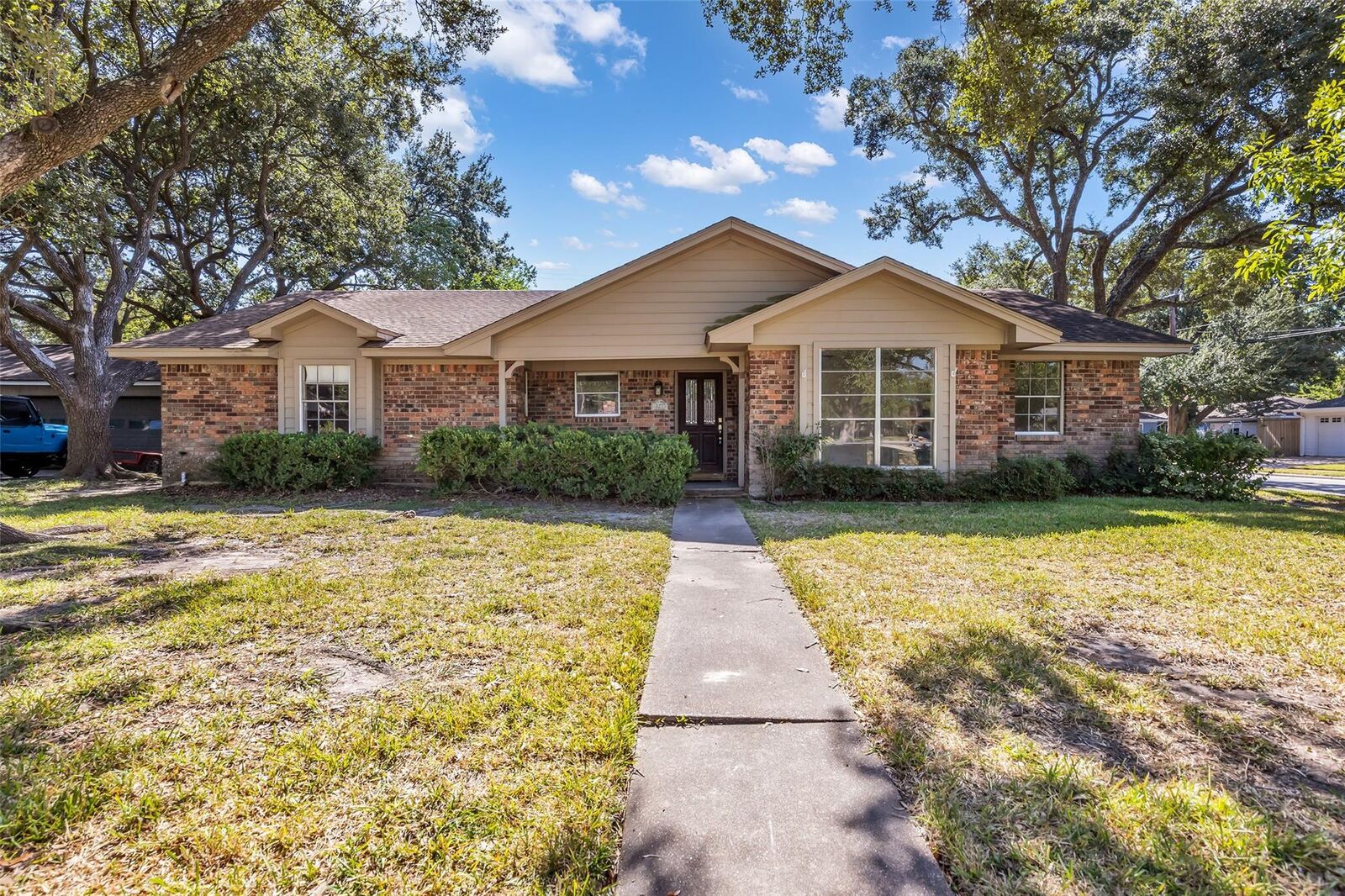 Property Photo:  4633 Hummingbird Street  TX 77035 