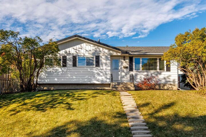 Property Photo: 907 Canfield Crescent SW AB T2W 1K5
