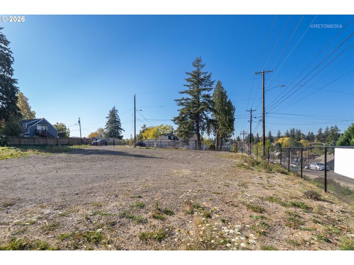 Property Photo: 12811 SE Oatfield Rd OR 97222