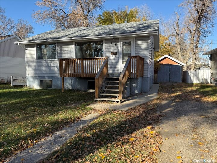 Property Photo:  708 Grandview Street W  SK S6H 5L6 