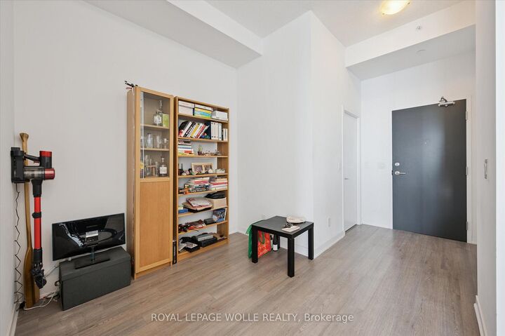 Property Photo:  85 Duke Street W 1707  ON N2H 0B7 