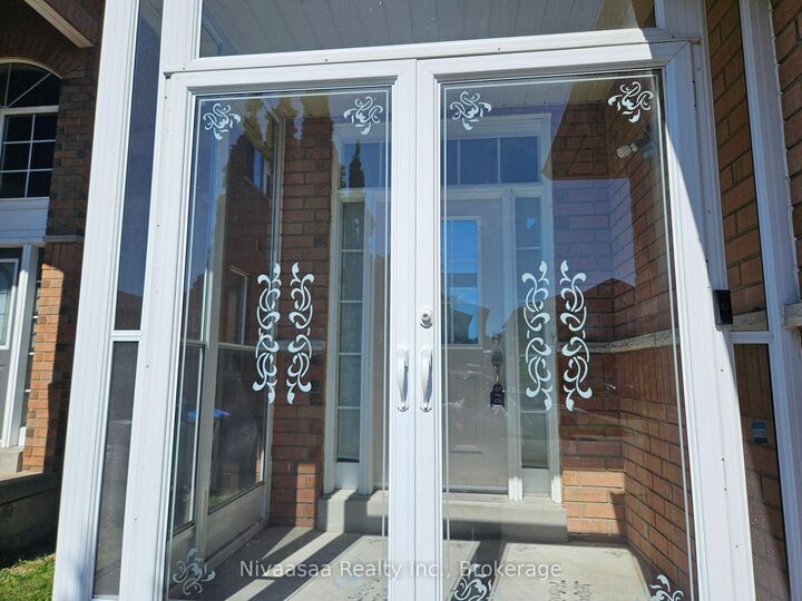 Property Photo:  926 Ledbury Crescent  ON L5V 2P8 