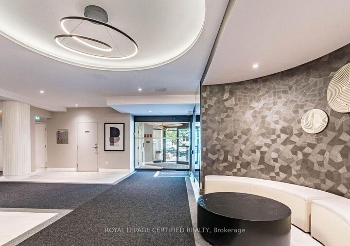 Property Photo: 550 Webb Drive 1806 ON L5B 3Y4