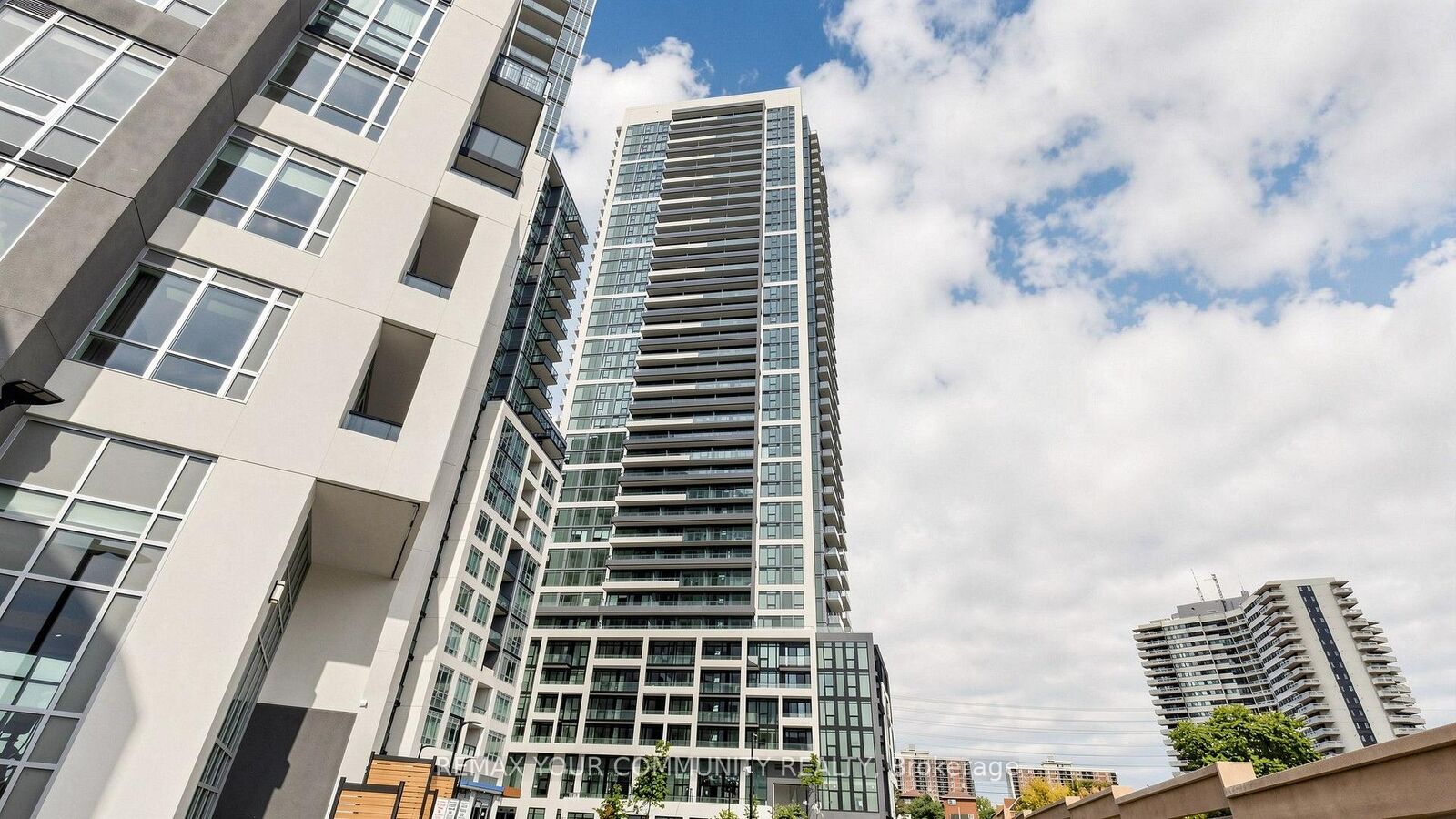 Property Photo:  209 Steeles Avenue W 3605  ON L6Y 6M5 