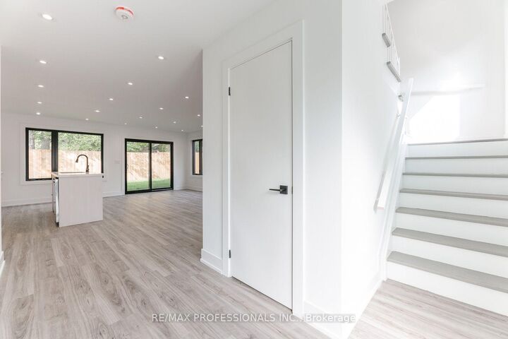 Property Photo:  38 Thirty Third Street Grdnsuite  ON M8W 3H1 